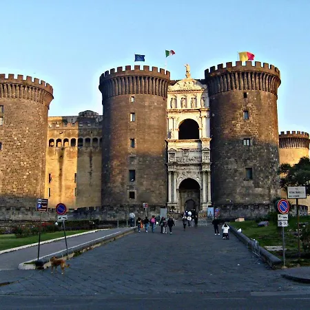 Pizzofalcone 41b * نابولي